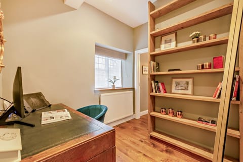 Rex Cottage Study - StayCotswold