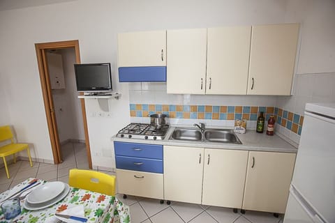 Fridge, stovetop, coffee/tea maker, highchair