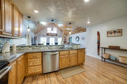 Kitchen | Cooking Basics | Coffee Maker | Paper Towels/Trash Bags Provided