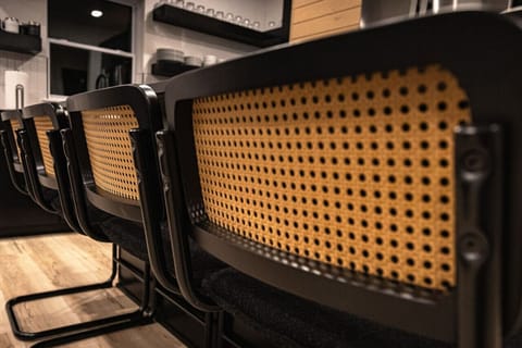 ️✨ Pull up a seat and stay awhile! Our stylish bar chairs around the kitchen island make the perfect spot for morning coffee, casual meals, or sharing stories after a day of Branson adventures.