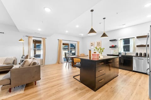 Your home away from home! Our fully-stocked kitchen has everything you need to whip up family favorites or a quick snack. Cook, dine, and make memories together. ✨