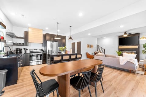 ️✨ Gather around and make memories! Our spacious dining area is perfect for family meals, game nights, or sharing stories. Comfortable, cozy, and ready for your next meal together.