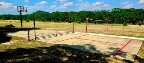 Comanche Hideout - Pickleball court, volleyball court & basketball all on the Frio River!