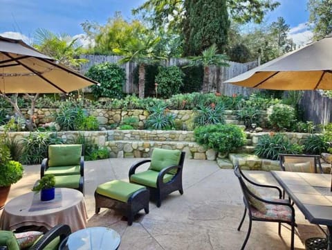 Private, beautiful outdoor space with outdoor dining table that comfortably six
