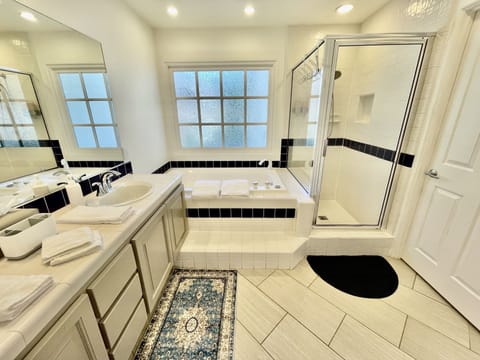 Combined shower/tub, jetted tub, hair dryer, towels