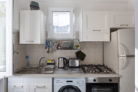 Fridge, oven, stovetop, coffee/tea maker