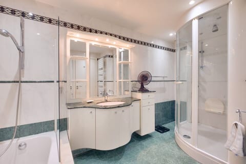 Combined shower/tub, towels, toilet paper