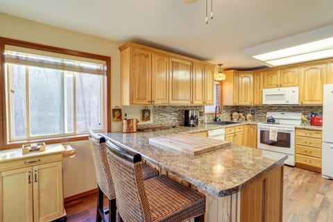 Kitchen | Equipped w/ Cooking Basics