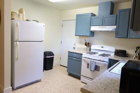 Fridge, oven, stovetop, coffee/tea maker