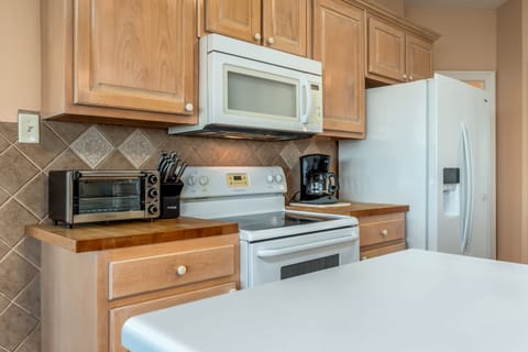 008 Sunscape Fully Stocked Kitchen