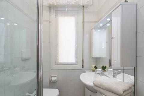 Combined shower/tub, hair dryer, bidet, towels