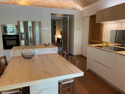Cuisine bien équipée avec coin repas