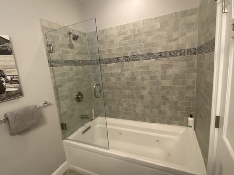 Combined shower/tub, jetted tub, hair dryer, towels