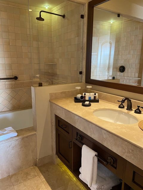 Combined shower/tub, jetted tub, hair dryer, towels