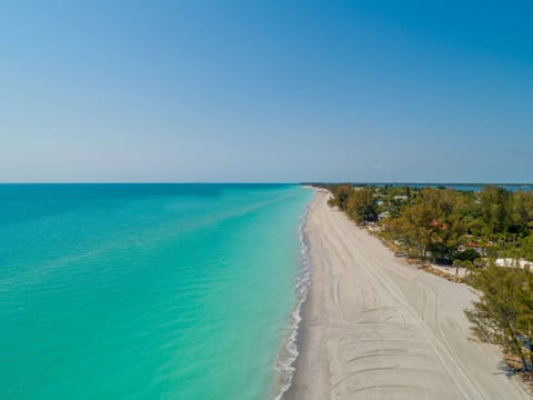 Beach nearby, sun loungers, beach towels