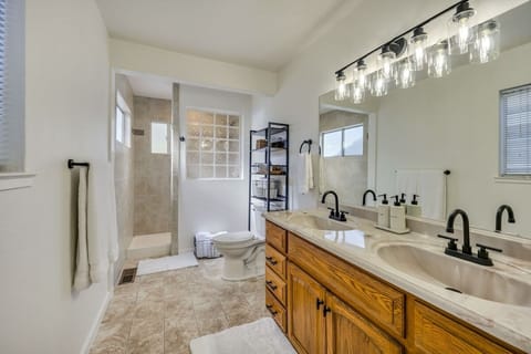 Combined shower/tub, hair dryer, towels