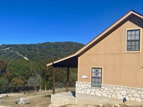 Hillside - Large lodge overlooking the mountain range, with 2 swimming pools, entertainment area, and only 3 minutes to the Frio River.
