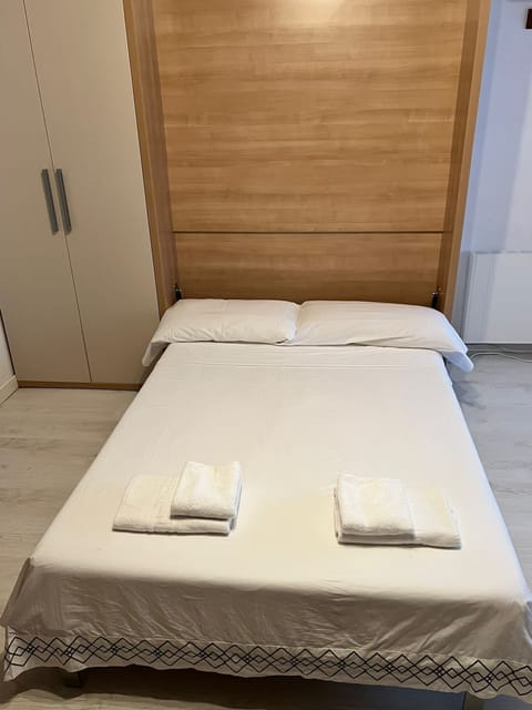 1 bedroom, bed sheets