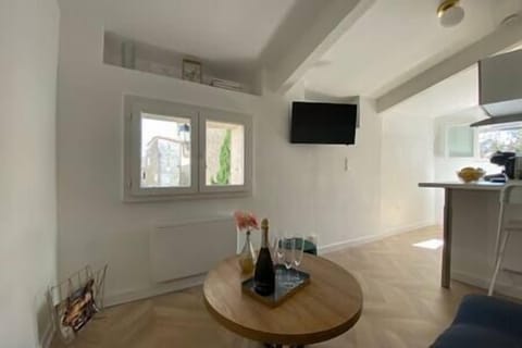 Another dining space, with a view on the place and a double exposure