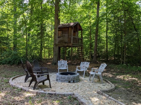 [Backyard] Firepit & fun kids treehouse!
