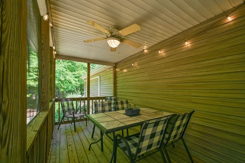 [Screened Porch] Outside Dinning Table