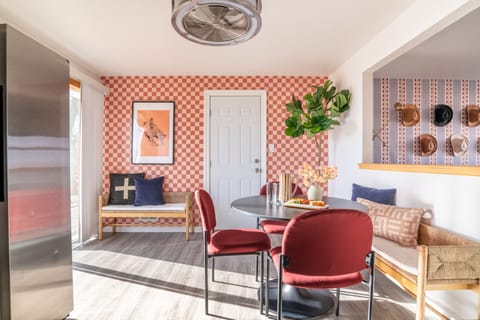 Dining area with 4 individual seats and a bench