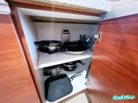 Fridge, oven, stovetop, coffee/tea maker