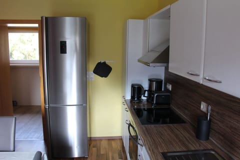 Fridge, oven, stovetop, coffee/tea maker