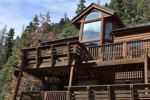 Top-floor unit offers seclusion and stunning unobstructed vistas for unmatched privacy.