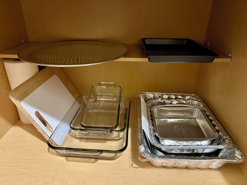 Baking utensils and chopping boards are available.