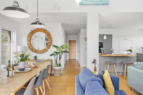 Dining table with seating for all eight guests, big mirror and island seating for 2 guest - 1 The Vista, Willingcott