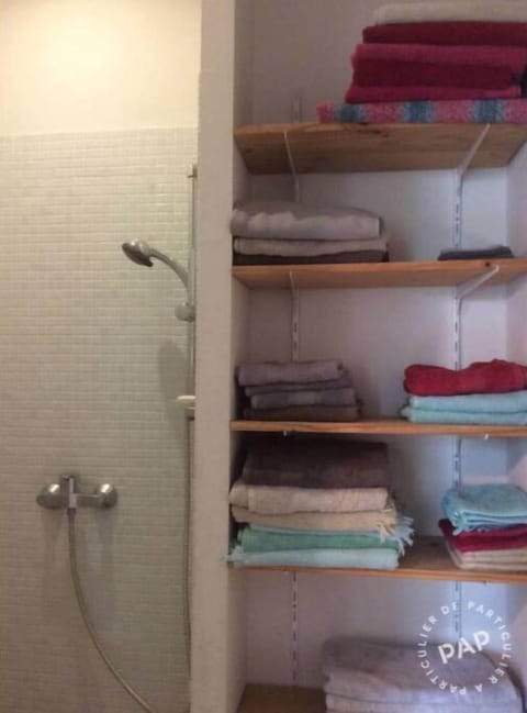 Shower, hair dryer, towels, shampoo