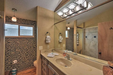 Combined shower/tub, hair dryer, towels