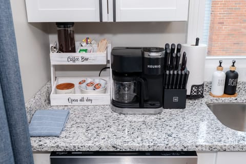 Start your day right with a cup of coffee from our Keurig pod or drip coffee maker – all in our fully equipped kitchen ☕️🍳