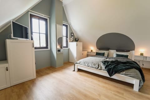 3 bedrooms, iron/ironing board, internet