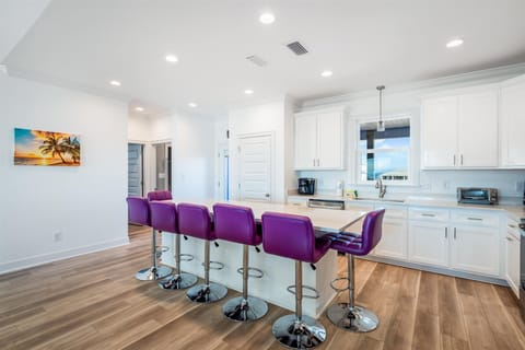 005 Fully Equpt Kitchen with Island Purple Waves