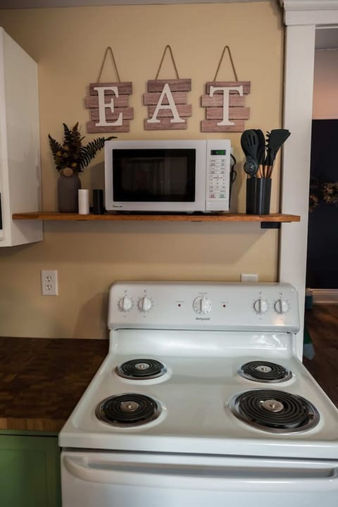 We welcome to "EAT" either your home cooked meal or some take out from some fantastic local restaurants (several within .5 miles of the space)