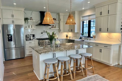 Private kitchen | Fridge, microwave, oven, stovetop