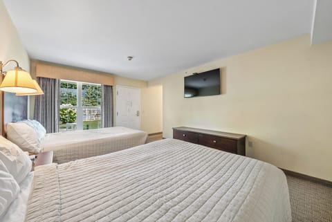 homes near beachfront in Kelleys Island