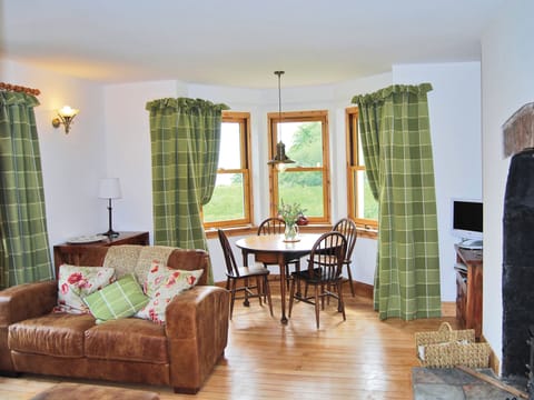 Shore Cottage sitting/dining room | Shore Cottage, Nr. Tarbert