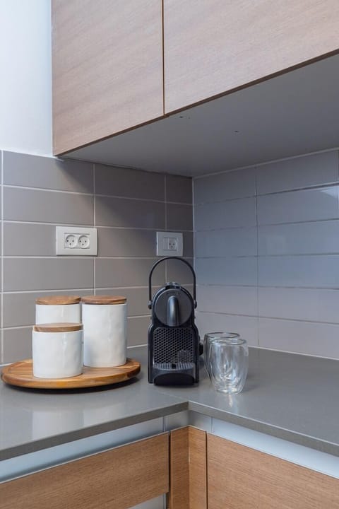 Fridge, coffee/tea maker