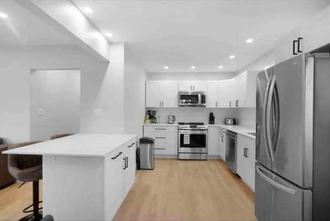 Private kitchen | Fridge, microwave, oven, stovetop