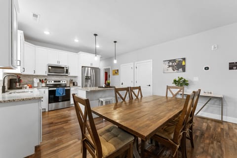 Kitchen area with Dining Table for Six