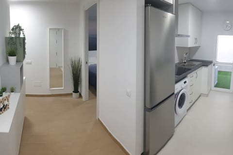 entrada con acceso a cocina y dormitorio principal