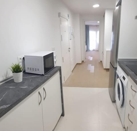 cocina abierta a la entrada de la vivienda 