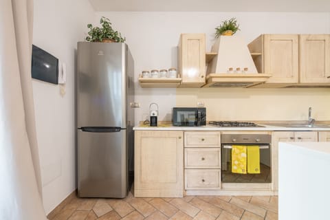 Fridge, oven, stovetop, coffee/tea maker