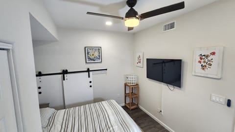 2 bedrooms, in-room safe, desk, iron/ironing board