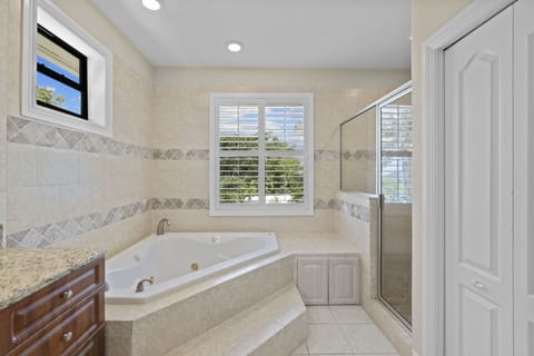 Combined shower/tub, jetted tub, hair dryer, towels