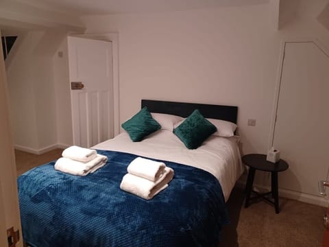 1 bedroom, desk, WiFi, bed sheets