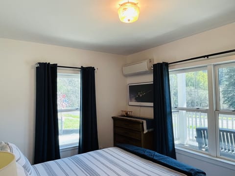 The Travelers room has a queen size bed.